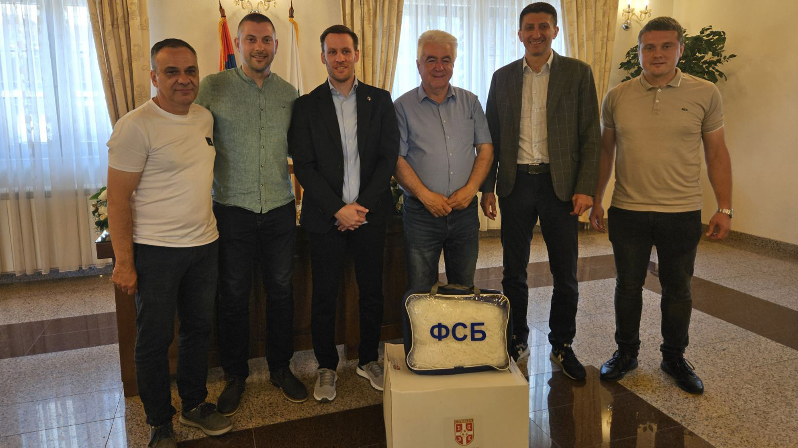 Čelnici Fudbalskog saveza Beograda uručili pomoć klubovima FSO Sopot