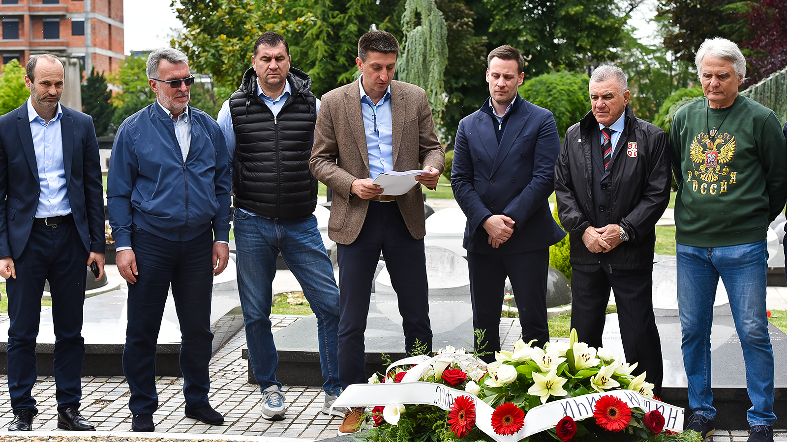 PREDSTAVNICI FSS I FSB POLOŽILI VENCE NA GROB FUDBALSKE LEGENDE